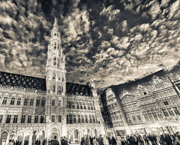 Bruselas Mayo 2015 Turistas Noche Plaza Grote Marks Más Millones —  Fotos de Stock