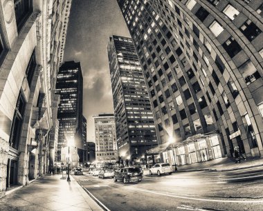 Boston downtown gece trafikte.