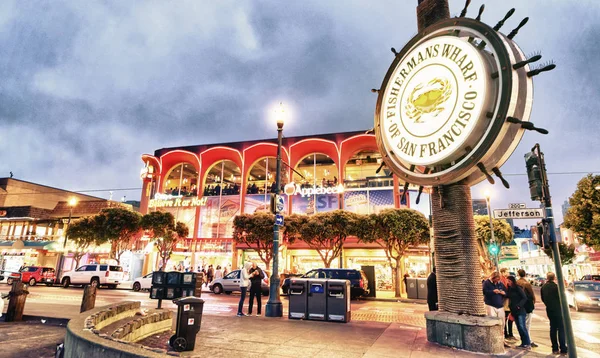 San Francisco - 7 Ağustos 2017: Fisherman's Wharf adlı gece. San Francisco yıllık 20 milyon turist çeken.