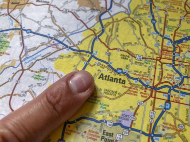 Atlanta, Ga için bir atlas harita üzerinde işaret turist parmak
