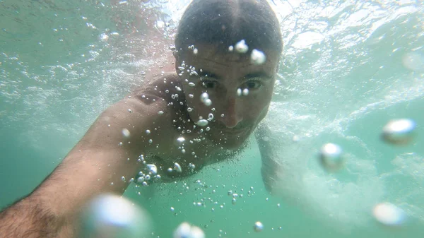 Hombre Nadando Bajo Agua — Foto de Stock