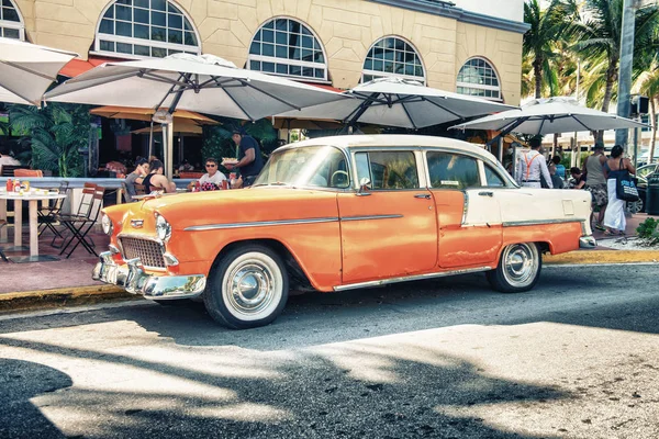 マイアミ ビーチ 2018 オーシャン ドライブに沿っての古いオレンジ色の車 道路は観光客のための最も有名な都市のアトラクション — ストック写真