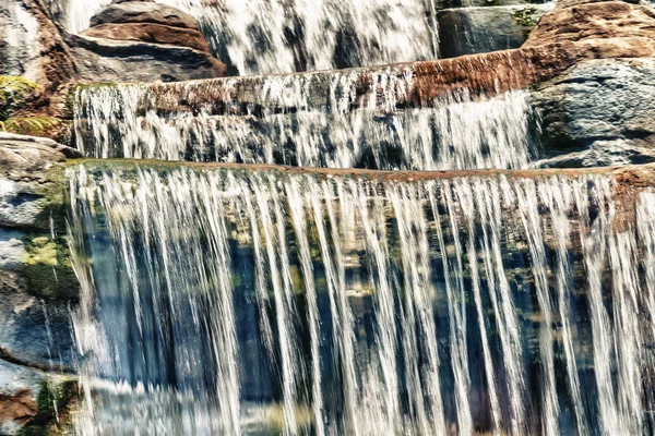 Rápido movimiento de agua corriente, serie de cascadas — Foto de Stock