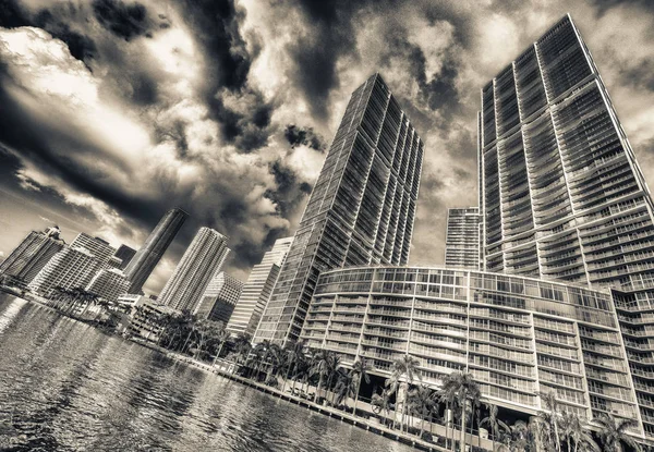 市中心迈阿密天际线和建筑物反射从 Brickell 的关键 — 图库照片