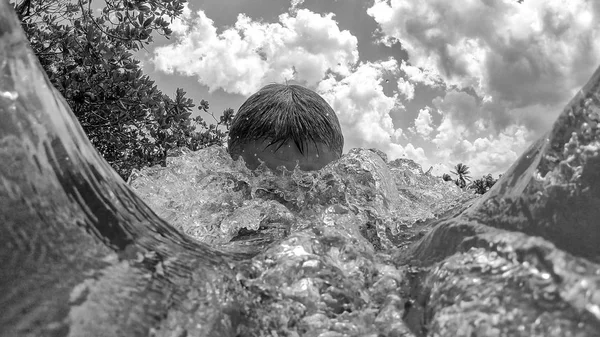 Hombre Buceando Playa Salpicadura Agua — Foto de Stock