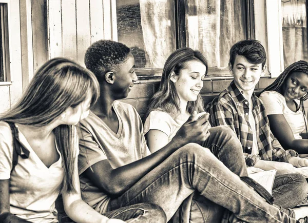 Grupo Mestiços Adolescentes Falando Sentados Corredor Escola — Fotografia de Stock