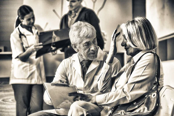 Médicos Discutiendo Pruebas Médicas Con Pacientes —  Fotos de Stock