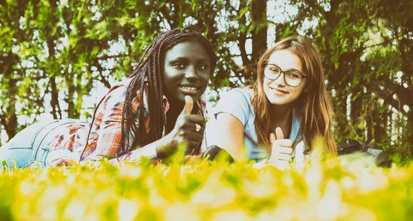 Karışık Irklar Genç Kız Parkta Mutlu Çim Döşeme — Stok fotoğraf