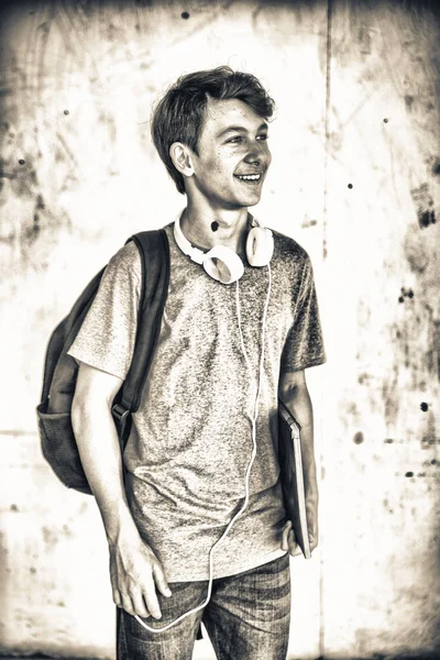 Ευτυχισμένος Έφηβος Ακουστικά Που Απομονώνονται Λευκό Φόντο — Φωτογραφία Αρχείου