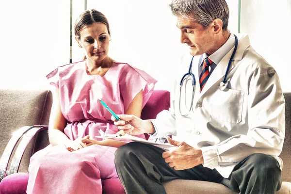 Doctor Speaking Female Patient — Stock Photo, Image