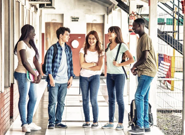 Група Змішаних Рас Підлітки Розмовляють Стоячи Шкільному Коридорі — стокове фото