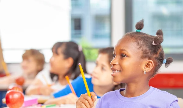 Sala de aula de raças mistas no ensino fundamental com alunos seguintes — Fotografia de Stock