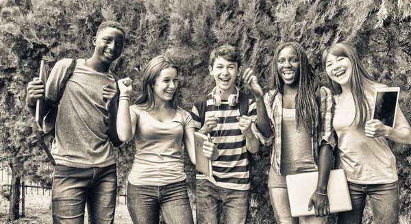 Grupo Raças Mistas Adolescentes Felizes Sorrindo Livre Jardim — Fotografia de Stock