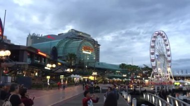 Sydney - 6 Kasım 2015: Darling Harbour panorama adlı günbatımı. Şehrin 20 milyon insan her yıl çekiyor..
