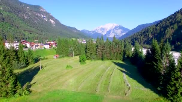 Geweldige Luchtfoto Van Groene Bergen Stad Zonnige Dag — Stockvideo