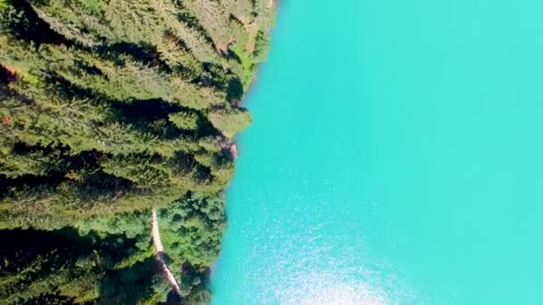 美丽的山湖, 顶上的全景空中风景在炎炎 — 图库视频影像