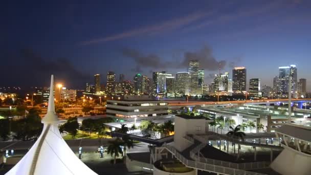 Zachód Słońca Panoramę Miasta Miami Jak Widać Odlatujących Statek Wycieczkowy — Wideo stockowe