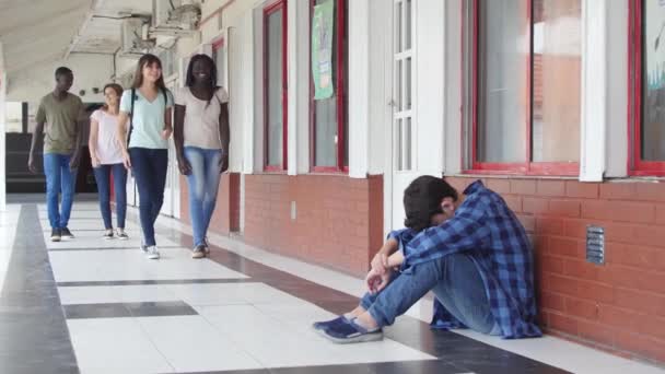 Groupe Adolescents Marchant Dans Couloir École Intimidant Garçon Assis Sur — Video