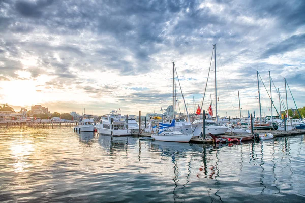 Small City Port Docked Boats Sunset Cloudy Sky — Stock Photo, Image