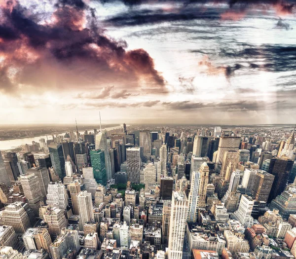 New York City, USA. erstaunliche Luftaufnahme des Manhattan bei Sonnenuntergang — Stockfoto