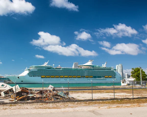 Cruiseschip Aangemeerd Bij Poort — Stockfoto