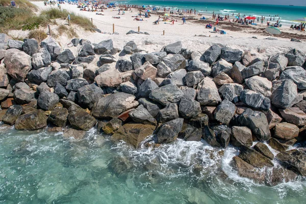 Felsen Einem Wunderschönen Tropischen Strand — Stockfoto