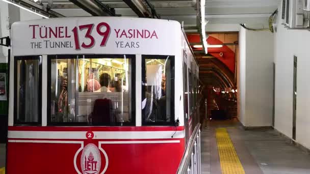 Istanbul Oktober 2014 Touristen Der Straßenbahn Des Tunnels Istanbul Zieht — Stockvideo
