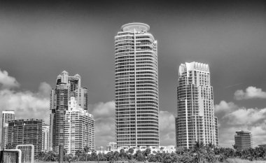 Binalar ve blu gökyüzü güney Pointe Park, Miami Beach.