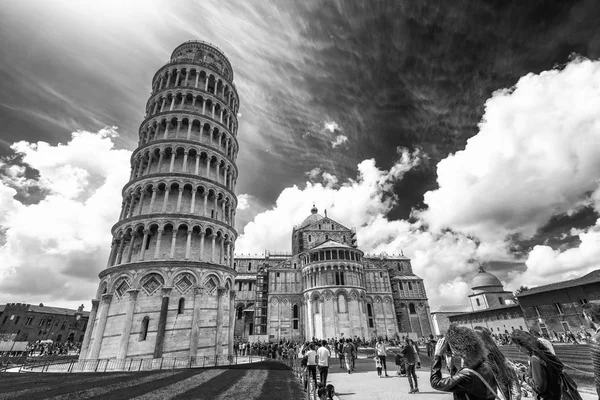Pisa Italy Апреля 2018 Года Туристы Наслаждаются Площади Чудес Пиза — стоковое фото