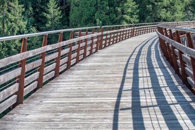 Dağ senaryoda ahşap köprü.