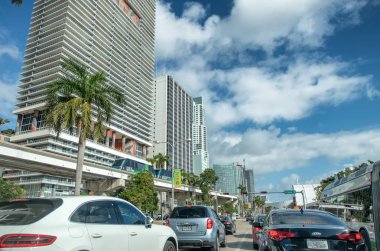 Miami, Fl - 27 Mart 2018: Şehir merkezinde güzel bir günde trafik. Miami her yıl 20 milyon turist çeken.
