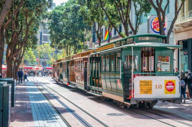 San Francisco - 6 Ağustos 2017: Şehir tramvay şehir sokak boyunca. Bu turistler için ünlü bir cazibe olduğunu.