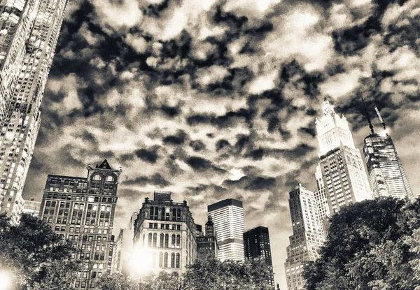 Niesamowity Widok Nocy Drapaczy Chmur Nowym Jorku Drzew Parku Miejskiego — Zdjęcie stockowe