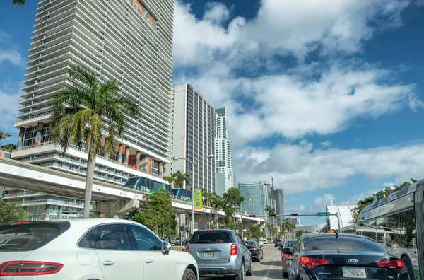 迈阿密 佛罗里达州 2018年3月27日 在市中心的交通在一个美丽的一天 迈阿密每年吸引2000万游客 — 图库照片