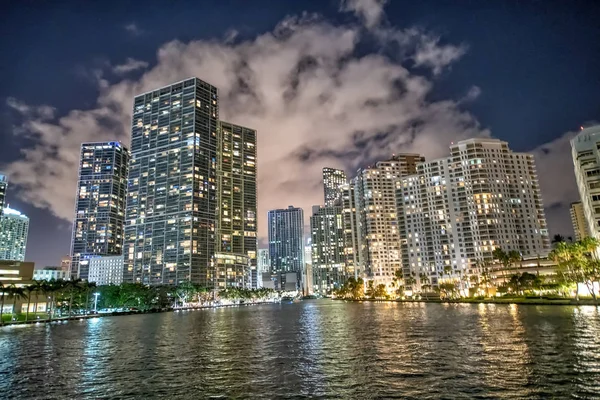 Centro Ciudad Horizonte Nocturno Con Río Edificios —  Fotos de Stock