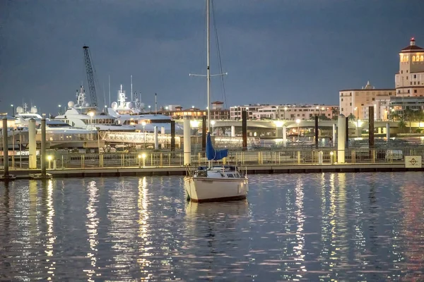 Şehir Limanında Gece Izole Tekne — Stok fotoğraf