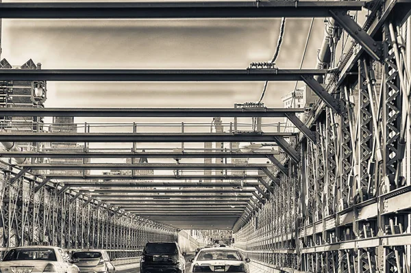Αυτοκίνητα Διασχίζουν Brookly Γέφυρα Στη Νέα Υόρκη Θέα Από Εσωτερικό — Φωτογραφία Αρχείου