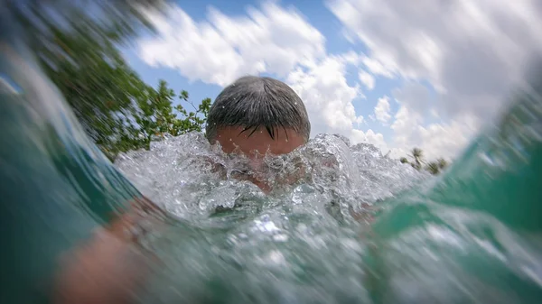 Homem Mergulhar Praia Salpicos Água — Fotografia de Stock