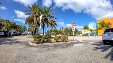 Miami, Jungle Island Fl - Nisan 11, 2018:Parking bir bahar gününde hareket eden bir arabanın üzerinden. Şehir her yıl 20 milyon turist çeken.