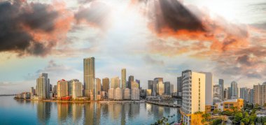 Gün doğumunda Miami ve Brickell Key 'in panoramik hava görüntüsü.