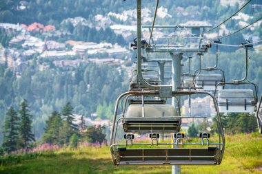 Güzel mountan senaryo asansörde sandalye.