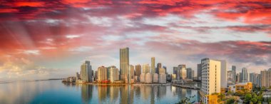 Gün doğumunda Miami ve Brickell Key 'in panoramik hava görüntüsü.