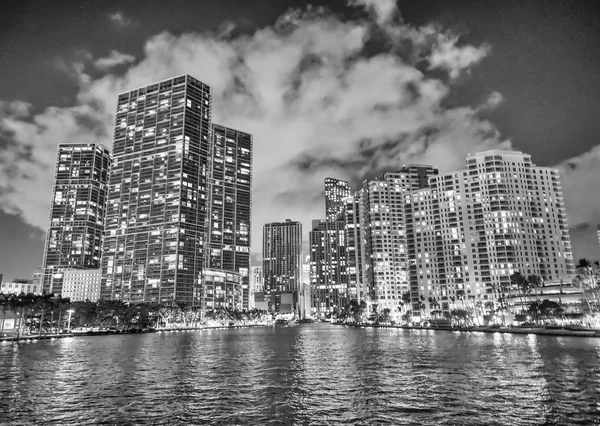 Miami City Night Skyline Mit Fluss Und Gebäuden — Stockfoto