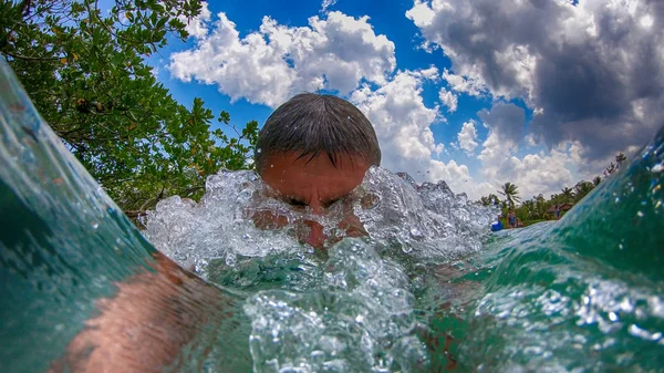 Hombre Buceando Playa Salpicadura Agua — Foto de Stock