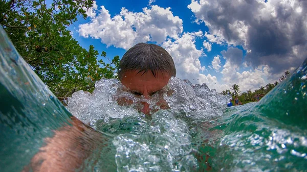 Чоловік Занурюється Пляж Розщеплення Воді — стокове фото