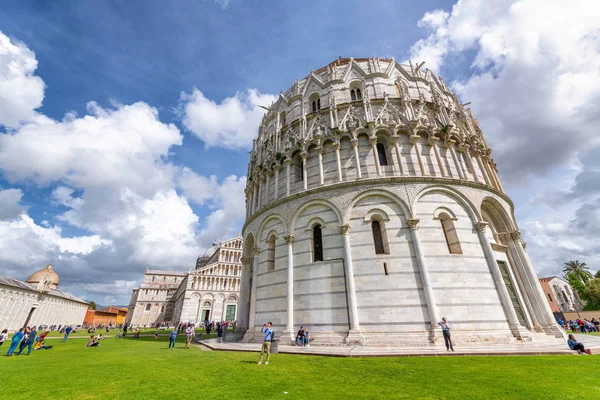 Pisa Italy April 2018 Tourists Enjoy Square Miracles Pisa Attracts — Stock Photo, Image