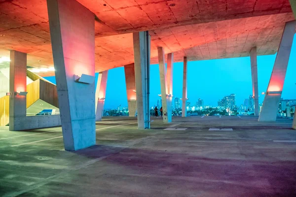 Пустой Приподнятый Паркинг Освещается Ночью — стоковое фото