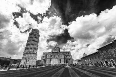 Pisa, İtalya - 30 Nisan 2018: Turist mucizeler kare tadını çıkarın. Pisa her yıl 5 milyon turist çeken.
