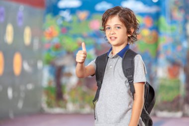 Başparmak yukarıya için okulda bir çocuk.