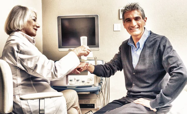 Ärztin Macht Ultraschall Beim Mann Den 40Er Jahren — Stockfoto